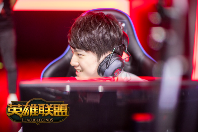 KAIYUN SPORTS-JackeyLove意外战胜SKT，败北引爆全场！比赛高潮迭起(jackeylove集锦)