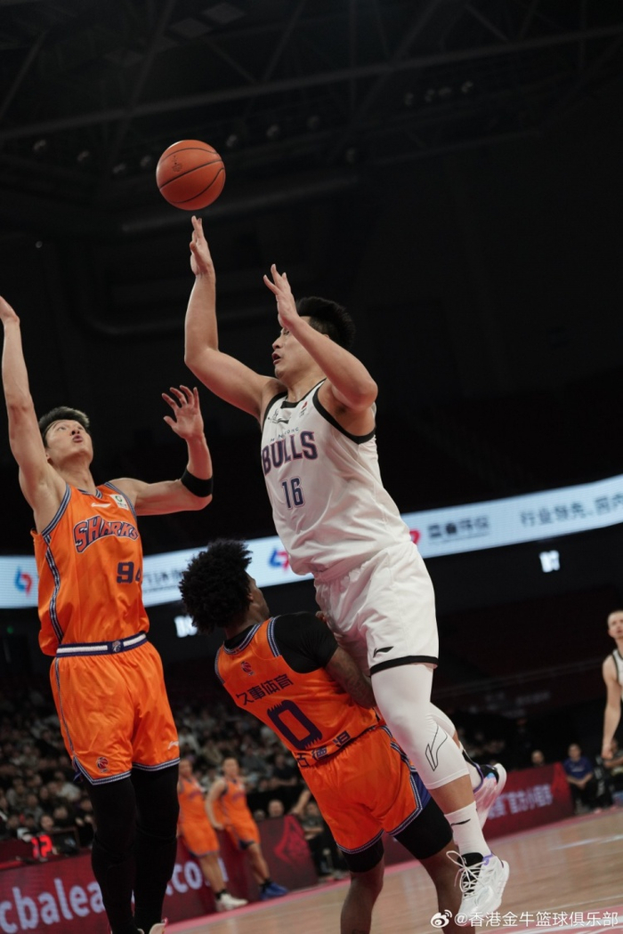 开云体育app-NBA常规赛赛程吃紧，上海海港今夜回应争议，话题不断，年轻球员得到机会的简单介绍